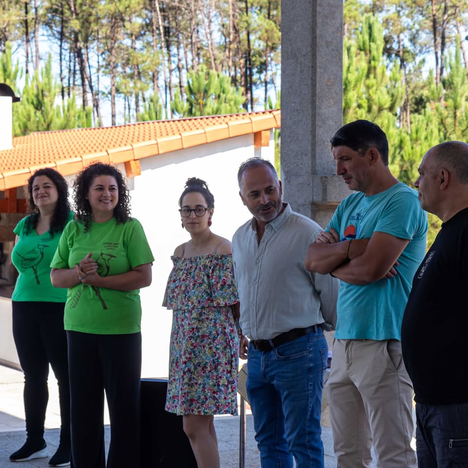 Pessoas reunidas numa atividade comunitária da associação