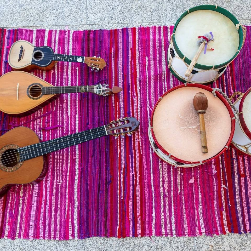 Instrumentos tradicionais apresentados pela Associação Verde Gaio